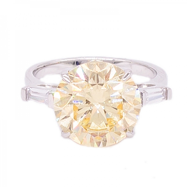 klassischer silberner Verlobungsring mit runden gelben Steinen des Diamanten 