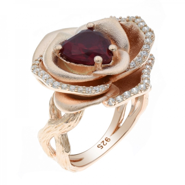 faszinierender Ring aus 925er Silber mit rosarotem Korund 
