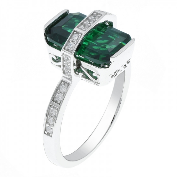 Porzellan Silber einzigartiger handgemachter Ring mit grünem Nano im Smaragdschliff 