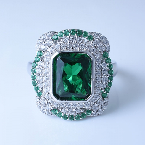 Klassischer Ring aus 925er Sterlingsilber mit klarem grünem Nano 