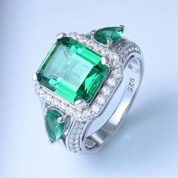 Wunderschöner Ring aus 925er Sterlingsilber mit grünem Nano 