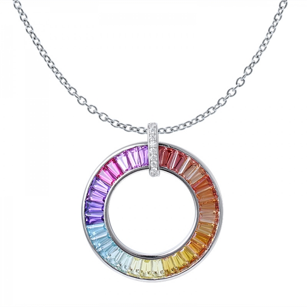Rhodium im synthetischen Saphir-Baguette-Schliff über einem Regenbogenanhänger aus Sterlingsilber für Frauen 