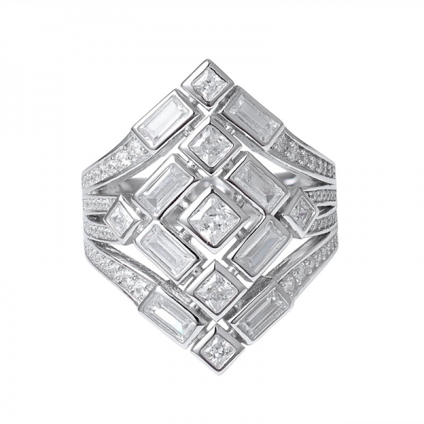Rhodium im quadratischen Schliff aus weißem Zirkonia über dem Silberring im Sterling-Cluster-Design 