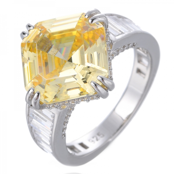 Verlobungsring aus massivem Weißgold im Asscher-Schliff mit gelbem Diamanten
 
