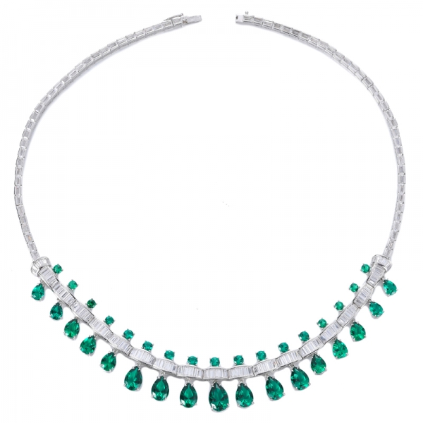 Rhodinierte Sterlingsilber-Halskette mit grünem Smaragd-Edelstein und Diamant-Akzenten für Dinnerpartys
 