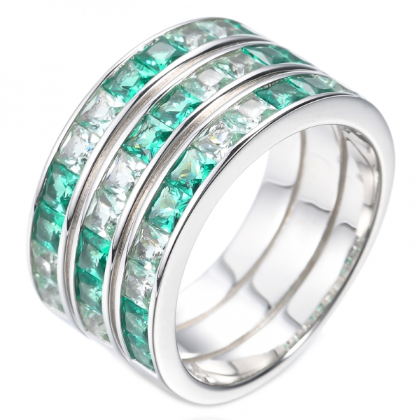 Ring aus 925 rhodiniertem Silber mit dreireihigem Smaragdgrün im Prinzessschliff
 