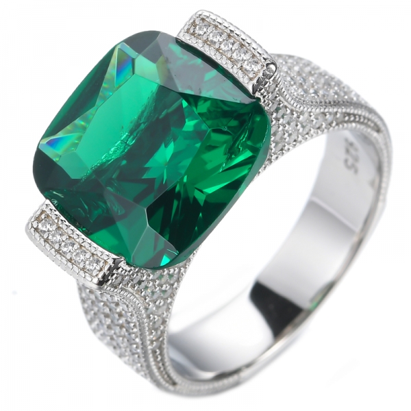 Ring aus rhodiniertem Sterlingsilber mit Kissen in smaragdgrüner Mitte
 