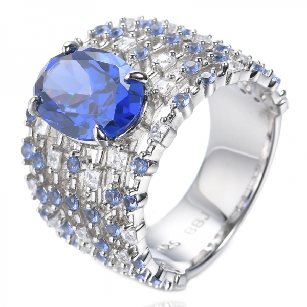 Ring aus rhodiniertem Silber mit blauem Tansanit und weißem Kubikzirkon
 