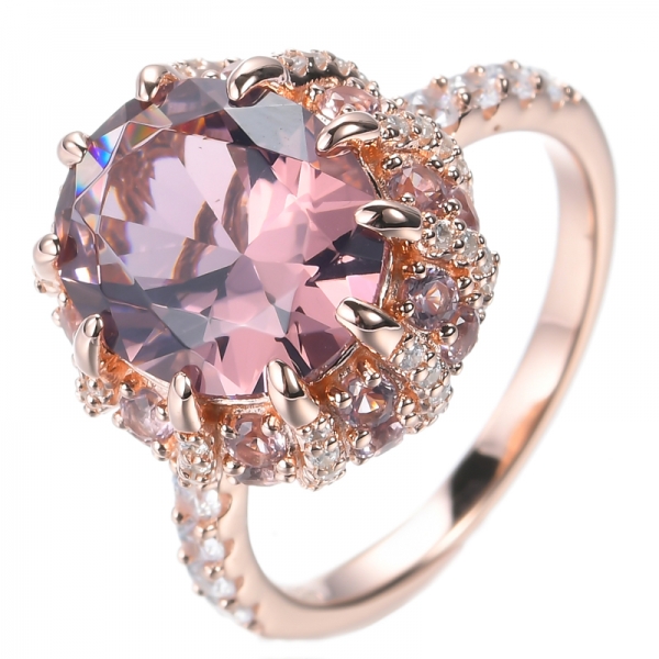 Ring aus rosévergoldetem Silber mit rosafarbenem Morganit und weißem Zirkonia im Labor
 