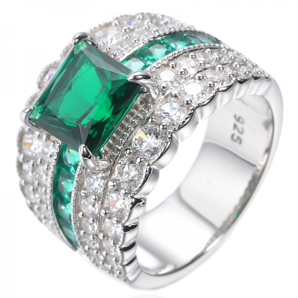 Ring aus rhodiniertem Silber mit smaragdgrünem und weißem Zirkonia im Prinzessschliff
 