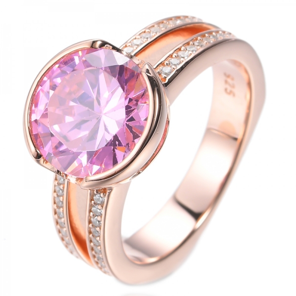 Ring aus 925 rosévergoldetem Silber mit rundem rosa Zirkonia in der Mitte
 