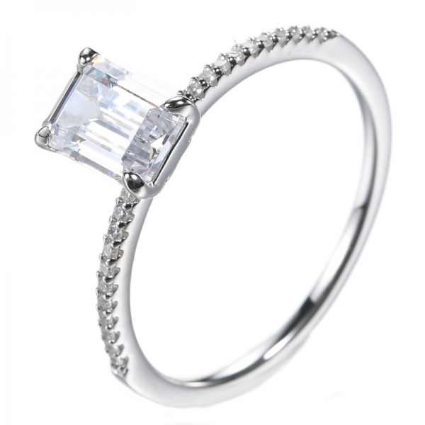 Simulierter Diamant-Silber-Verlobungsring mit Smaragdschliff
 