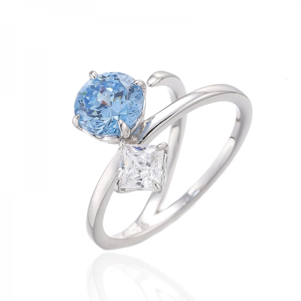 Ring aus rhodiniertem Silber mit rundem Diamant in Blau und quadratischem weißem Kubikzircon 