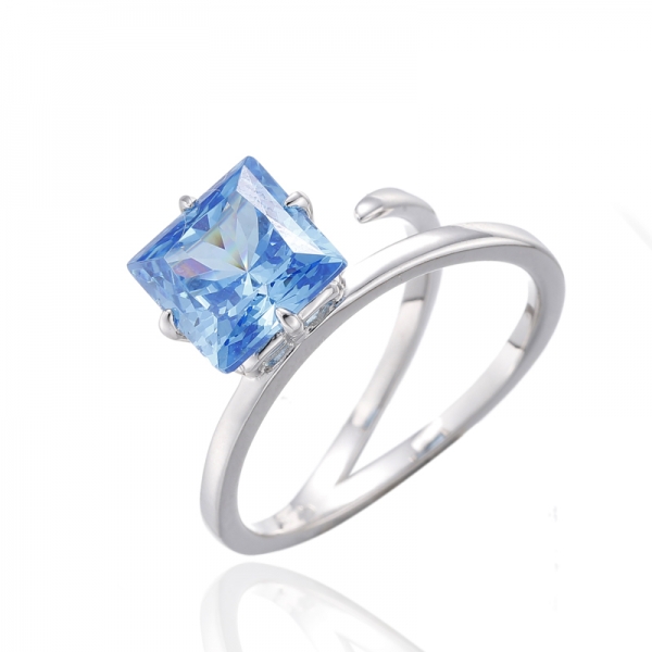 Ring aus Rhodium-Silber mit quadratischem Diamant und blauem Kubikzircon 