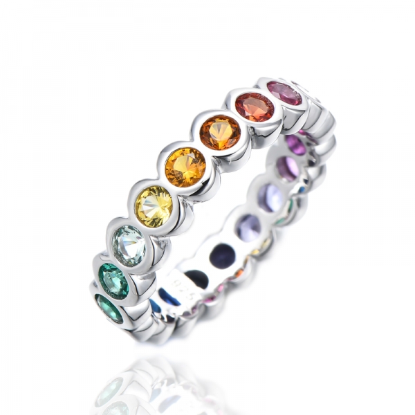 Runder Eternity-Ring aus rhodiniertem Silber mit bunten kubischen Zirkonen in Regenbogenfarben 