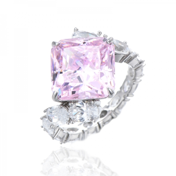 Ring aus Rhodium-Silber mit achteckigem Diamant in Rosa und ovaler Form und weißem Kubikzircon 