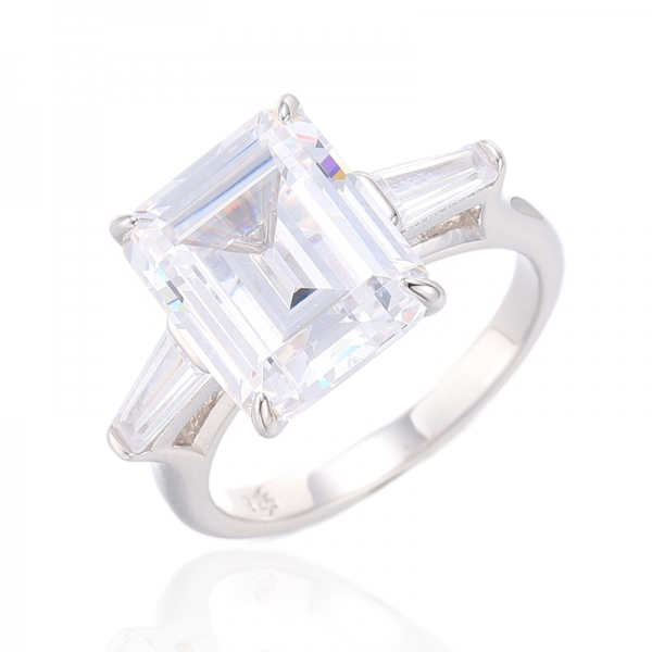 Rosafarbener und sich verjüngender weißer Kubikzircon-Silberring mit Diamanten im Smaragdschliff und Rosévergoldung 