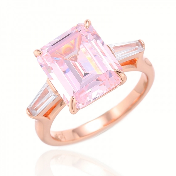 Rosafarbener und sich verjüngender weißer Kubikzircon-Silberring mit Diamanten im Smaragdschliff und Rosévergoldung 