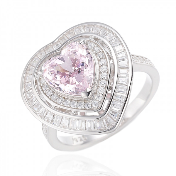 Ring aus Rhodium-Silber in Herzform mit Diamanten in Rosa und spitz zulaufendem weißem Kubikzircon 