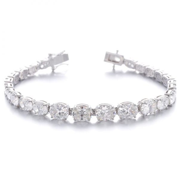 
     Ovales Armband aus rhodiniertem Silber mit Diamant und Kubikzircon
     