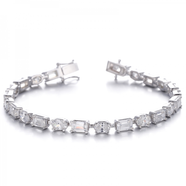 
     Rhodiniertes Silberarmband mit Smaragdschliff und ovalem Diamanten mit G-Zirkonia
     