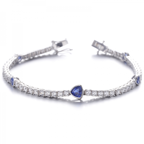 
     Armband aus rhodiniertem Silber mit Trillion-Diamant in G-Farbe und rundem weißen Zirkonia
     