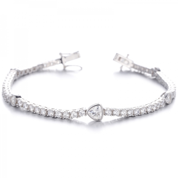 
     Armband aus rhodiniertem Silber mit Trillion-Diamant in G-Farbe und rundem weißen Zirkonia
     