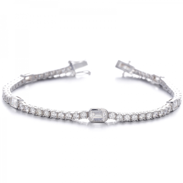 Armband aus Rhodium-Silber mit Diamanten im Smaragdschliff und rundem weißen kubischen Zirkon 