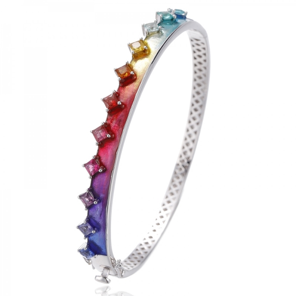 Quadratischer Armreif aus rhodiniertem Silber mit Regenbogen-Zirkon und Regenbogen-Emaille 