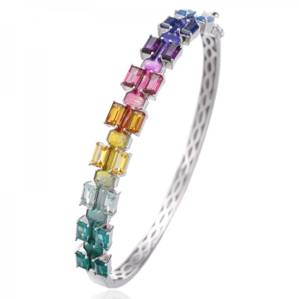 Armreif aus rhodiniertem Silber mit kubischem Zirkonia im Smaragdschliff und Regenbogen-Emaille 
