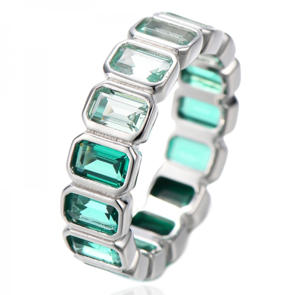 Eternity Ring aus rhodiniertem Silber mit grünem Zirkonia im Smaragdschliff und Farbverlauf 