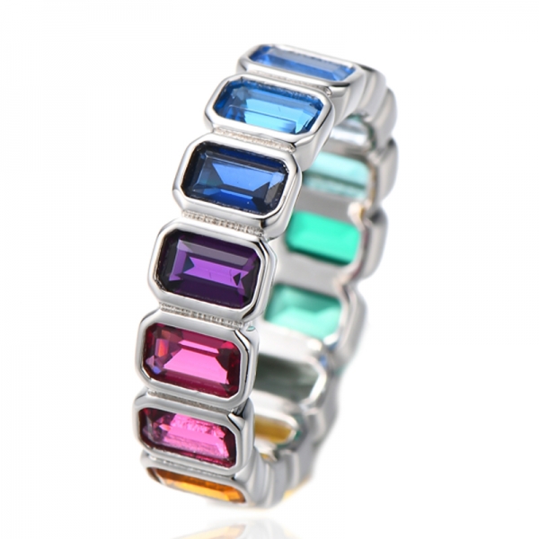 Eternity Ring aus rhodiniertem Silber mit grünem Zirkonia im Smaragdschliff und Farbverlauf 