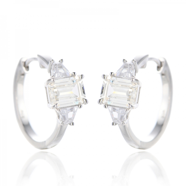 Ohrring aus rhodiniertem Silber mit weißem Zirkonia im Smaragdschliff und G-Diamant in Bootsform 