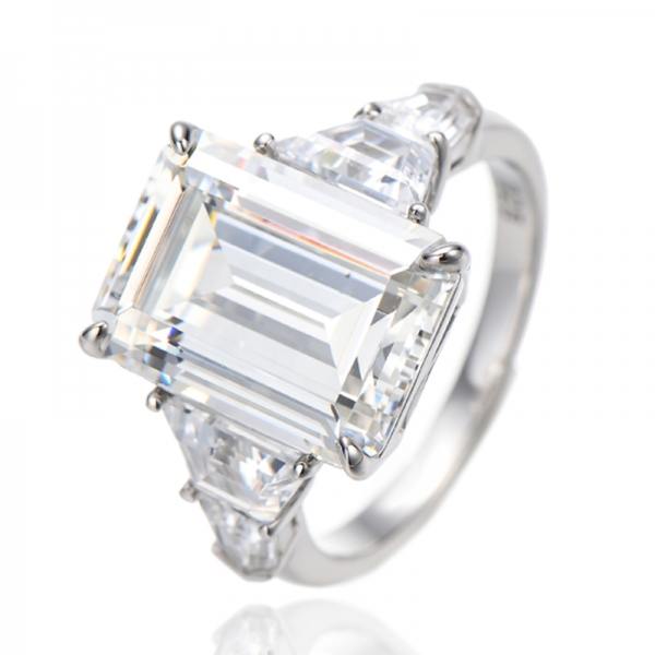 Ring aus rhodiniertem Silber mit gelbem Diamanten im Smaragdschliff und weißem Zirkonia in Bootsform 