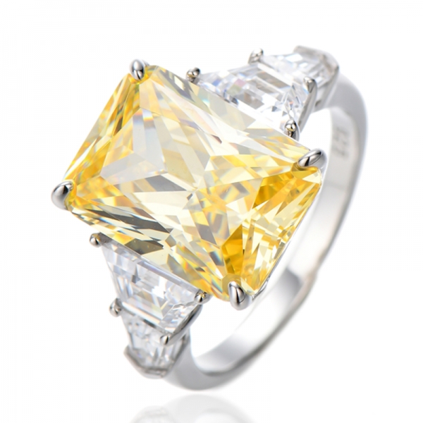 Ring aus rhodiniertem Silber mit gelbem Diamanten im Smaragdschliff und weißem Zirkonia in Bootsform 