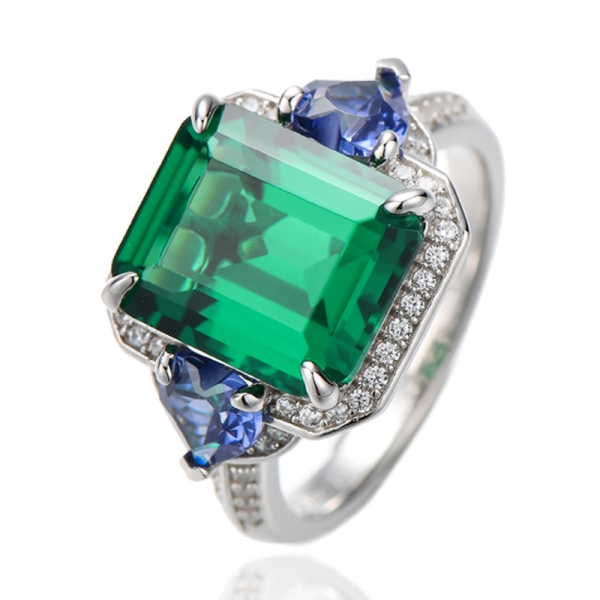 Ring aus rhodiniertem Silber mit grünem Nano- und herzförmigem Tansanit und Zirkonia im Smaragdschliff 