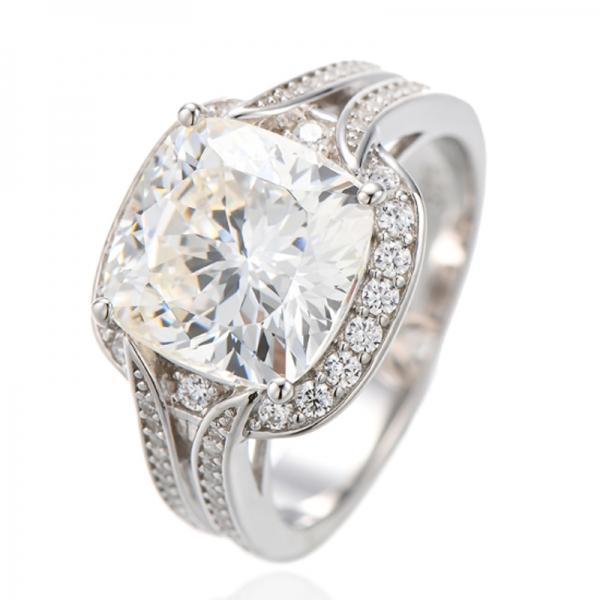 Kissenförmiger Ring aus gelbem Diamant und rundem weißem Zirkonia in Rhodiumsilber 