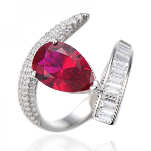 Birnenförmiger Ring aus rhodiniertem Silber mit Rubinkorund und weißem Baguette-Zirkon 