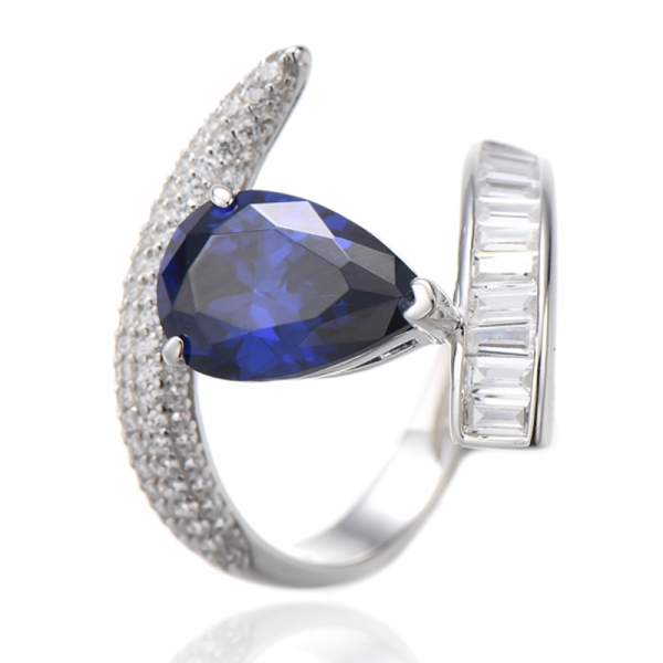 Birnenförmiger Ring aus rhodiniertem Silber mit Rubinkorund und weißem Baguette-Zirkon 