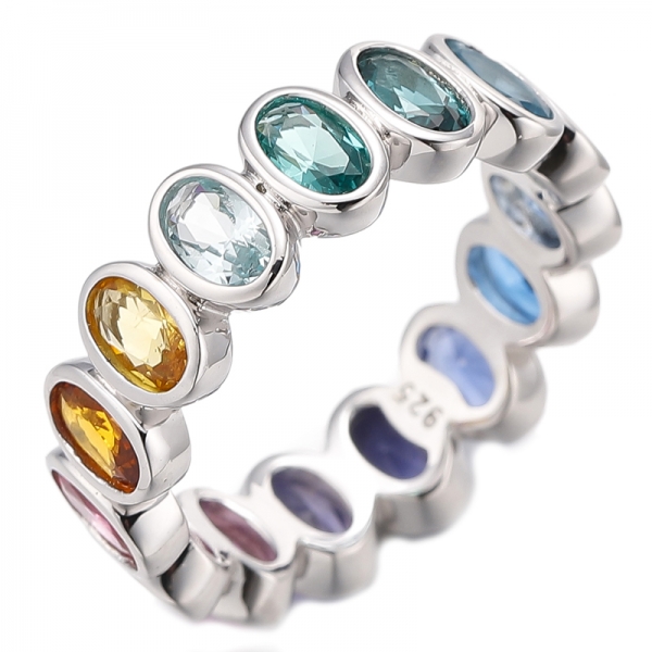Ovaler Ring aus rhodiniertem Silber mit Regenbogen-Zirkon 