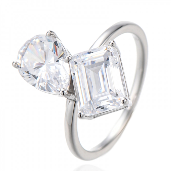 Birnenförmiger Rhodium-Silberring mit weißem Zirkonia im Smaragdschliff 