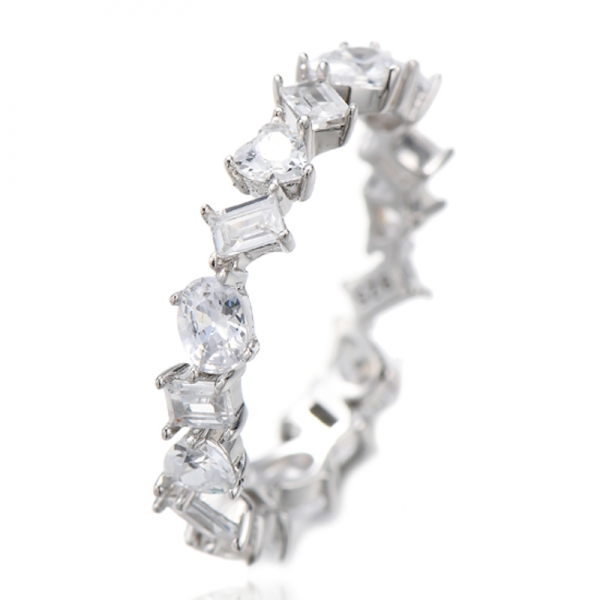 Eternity-Ring in Herzform und Baguette-Schliff aus weißem Zirkonia in Rhodium-Silber 