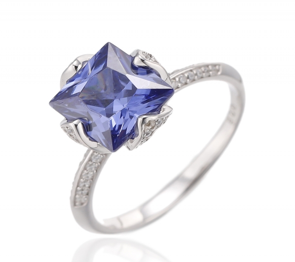 Ring aus rhodiniertem Silber mit quadratischem Aquamarin und rundem weißen Zirkonia 