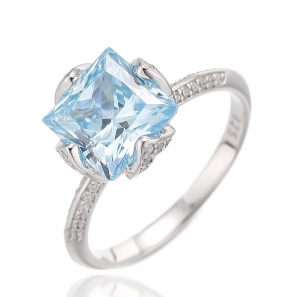 Ring aus rhodiniertem Silber mit quadratischem Aquamarin und rundem weißen Zirkonia 