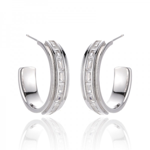 Ohrring aus rhodiniertem Silber mit Baguette-Regenbogen-Zirkonia 