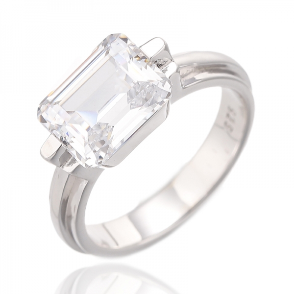 Ring aus rhodiniertem Silber mit smaragdgrünem Schliff und grauem Zirkonia 