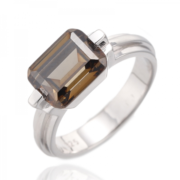 Ring aus rhodiniertem Silber mit smaragdgrünem Schliff und grauem Zirkonia 